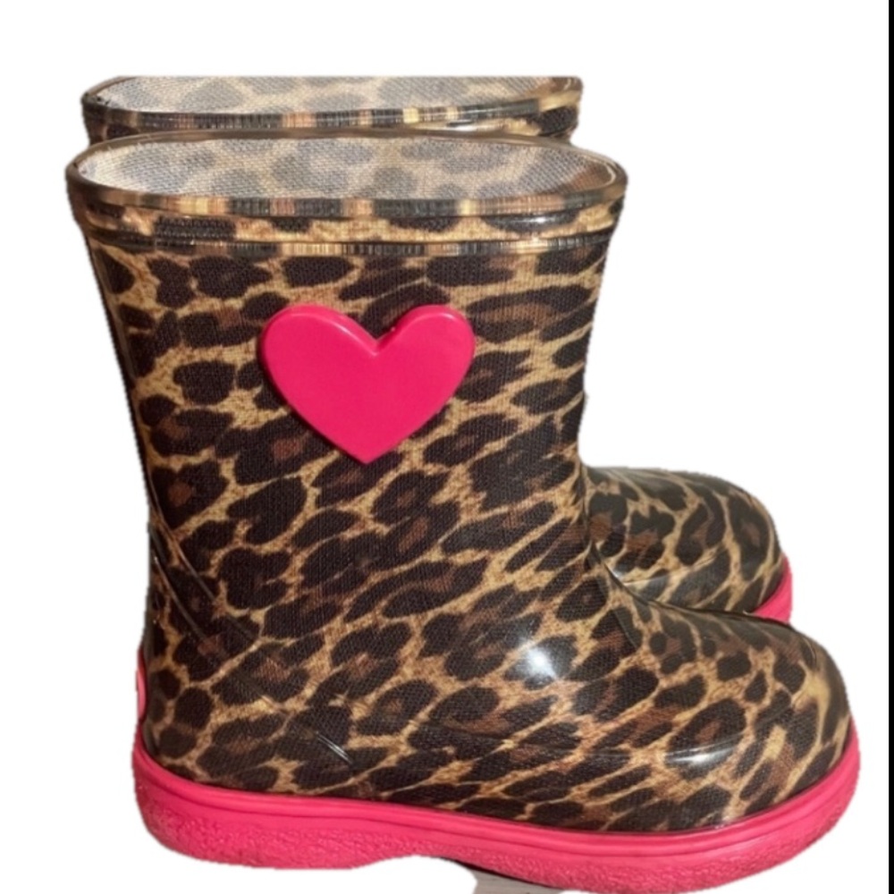 💕  Igor Leopard Print Rain Boots with Pink Heart. Size 7 to 7.5 US: Size 23 EU.
